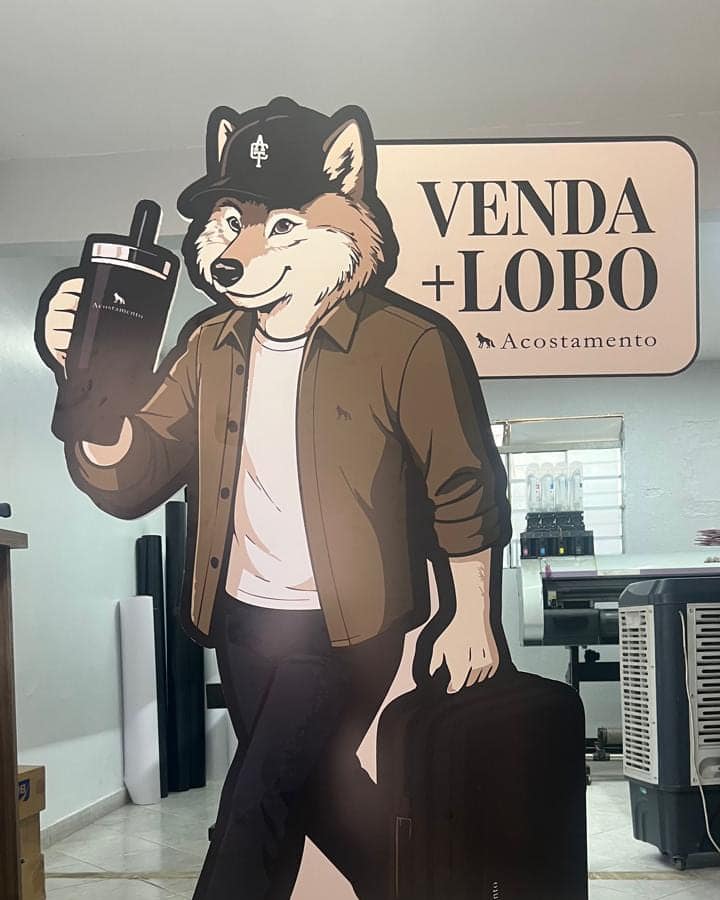 Display recortado em tamanho real da campanha Venda Mais Lobo, da Acostamento, sobre base preta