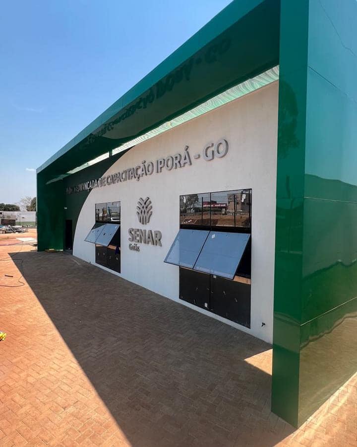 Fachada da Unidade Avançada de Capacitação do SENAR em Iporá, revestida em ACM verde com letras caixa em inox escovado