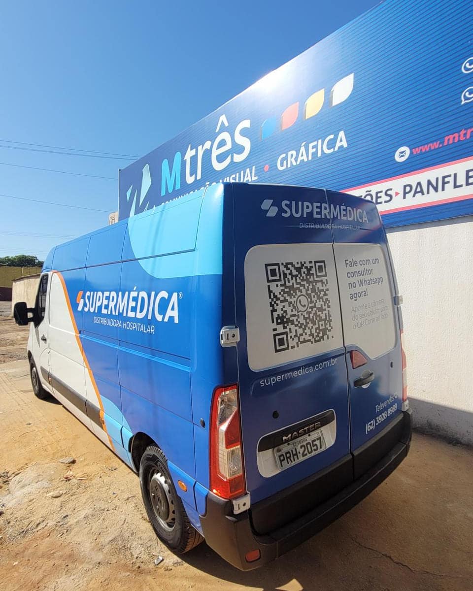 Van da Supermédica envelopada em azul, com a marca na lateral e QR code na porta traseira