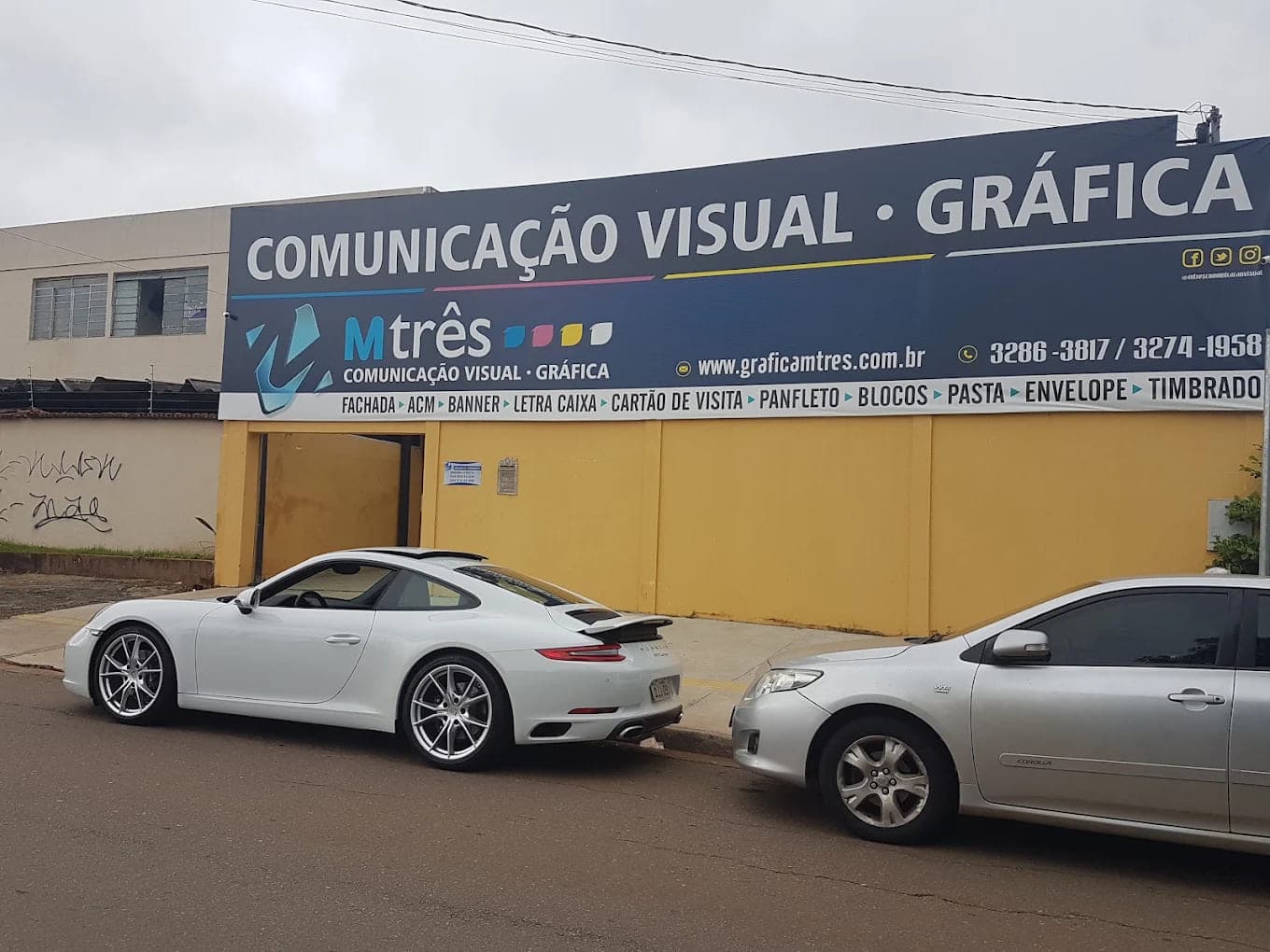 Fachada em lona impressa de grande formato, tensionada sobre estrutura metálica
