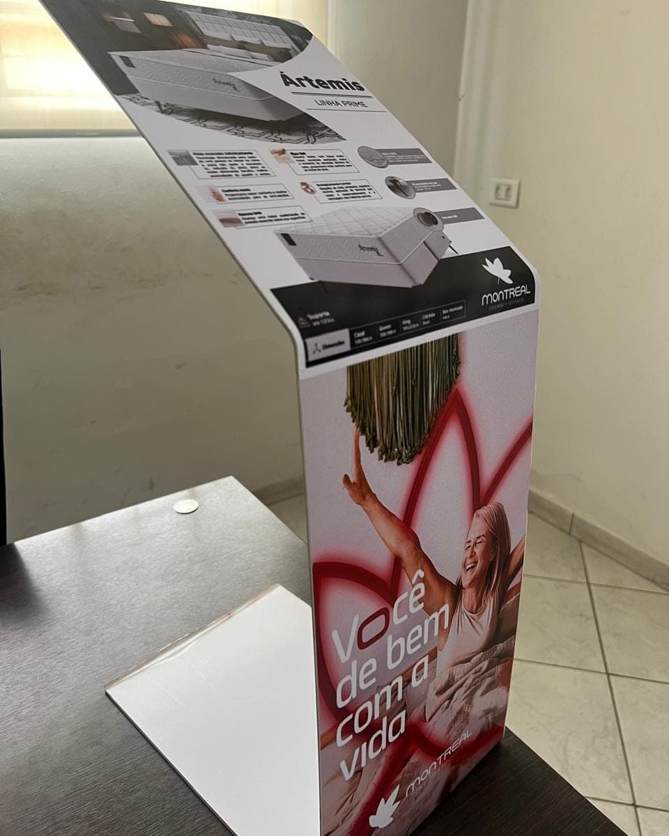 Display de chão da linha Ártemis da Montreal, em chapa impressa e dobrada, com a foto da campanha e as especificações do produto