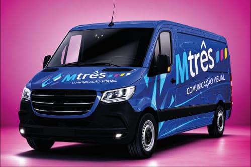 Van de carga da MTrês com envelopamento completo em vinil azul e grafismo diagonal