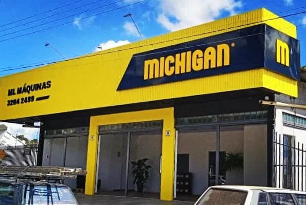 Fachada da Michigan ML Máquinas revestida em ACM amarelo com marca aplicada sobre campo azul
