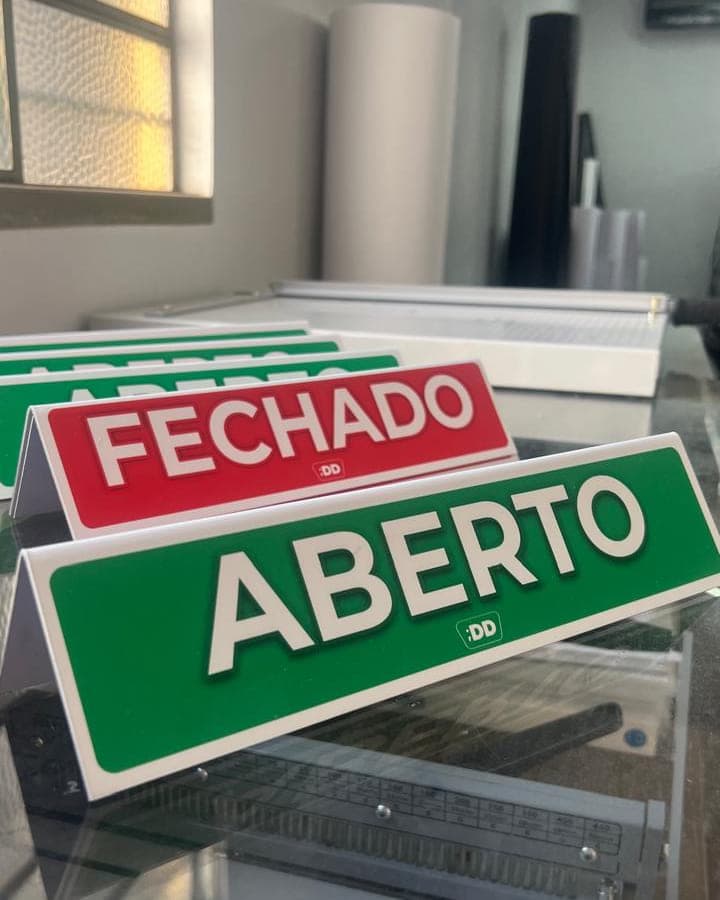 Placas de mesa Aberto e Fechado em verde e vermelho, produzidas em série sobre a bancada