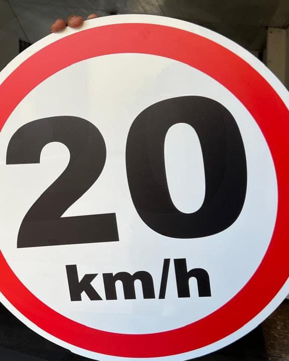 Placa redonda de velocidade máxima de 20 km/h, em branco e vermelho, recém-produzida