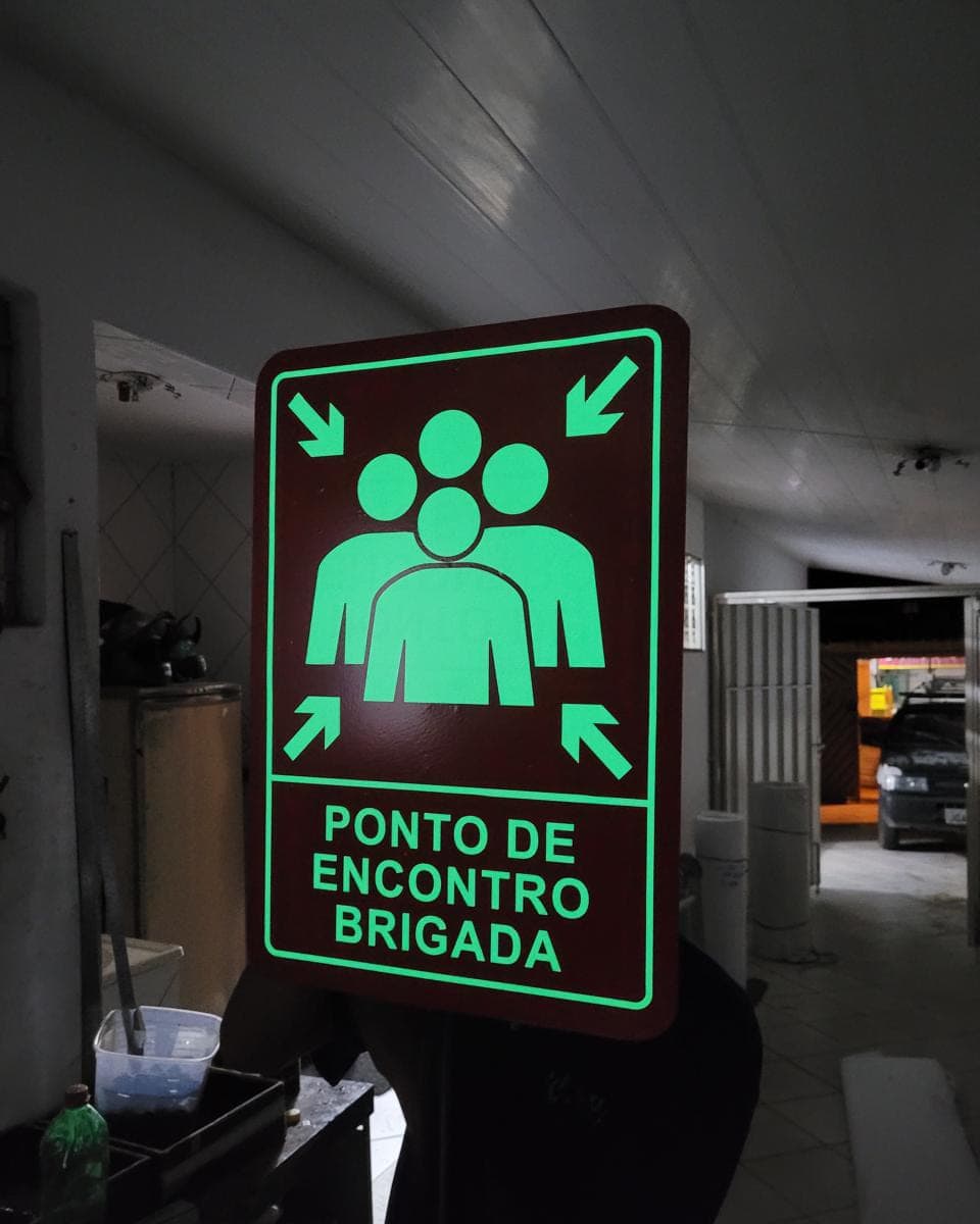 Placa de ponto de encontro da brigada brilhando no escuro, com pictograma e setas em material fotoluminescente