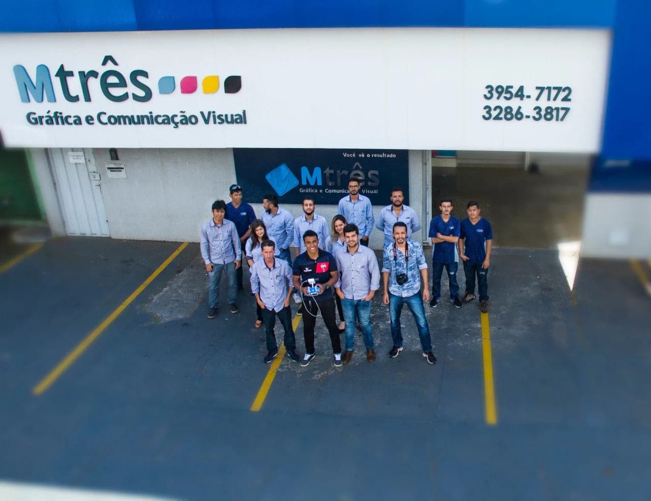 Equipe da MTrês reunida em frente à sede da empresa em Goiânia