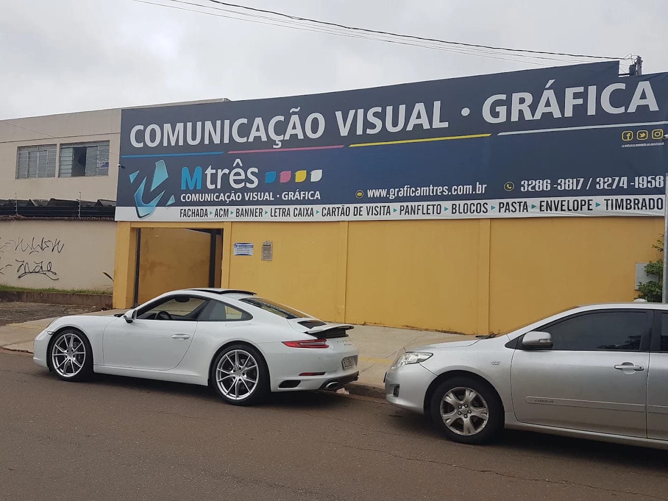 Fachada em lona impressa de grande formato, tensionada sobre estrutura metálica