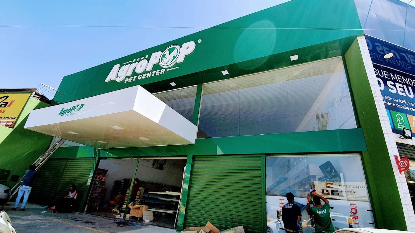 Fachada comercial completa em ACM com letra caixa iluminada e marquise