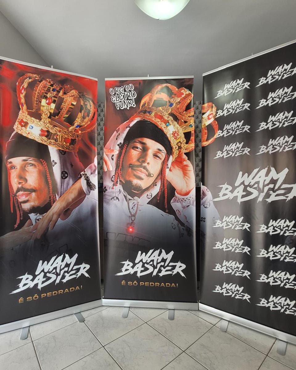 Banners impressos em grande formato montados lado a lado, com retratos em alta saturação