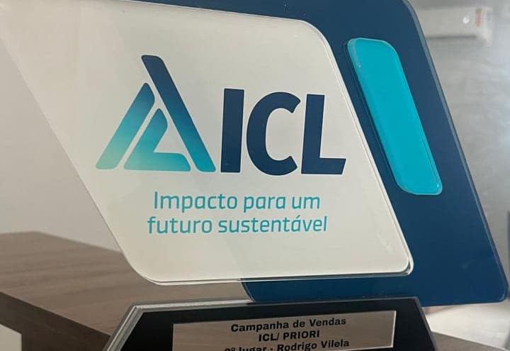 Troféu em acrílico com a marca impressa e placa metálica gravada na base