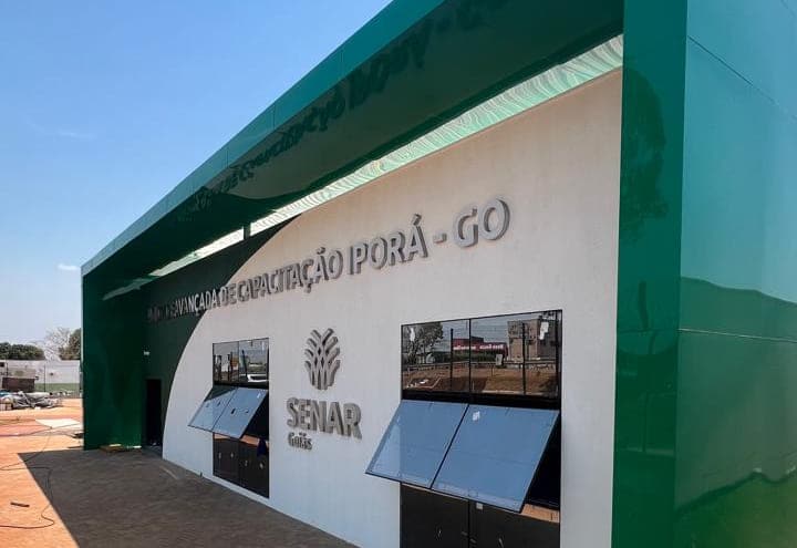 Fachada do SENAR em Iporá revestida em ACM verde, com letras caixa em inox sobre o volume branco