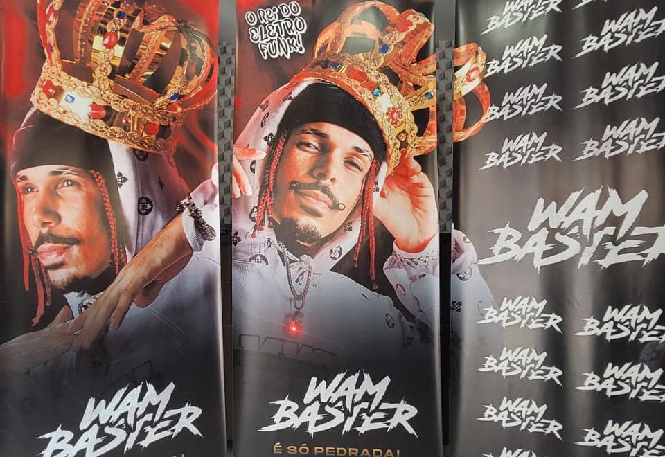 Roll ups e painel de fundo impressos em grande formato, montados lado a lado