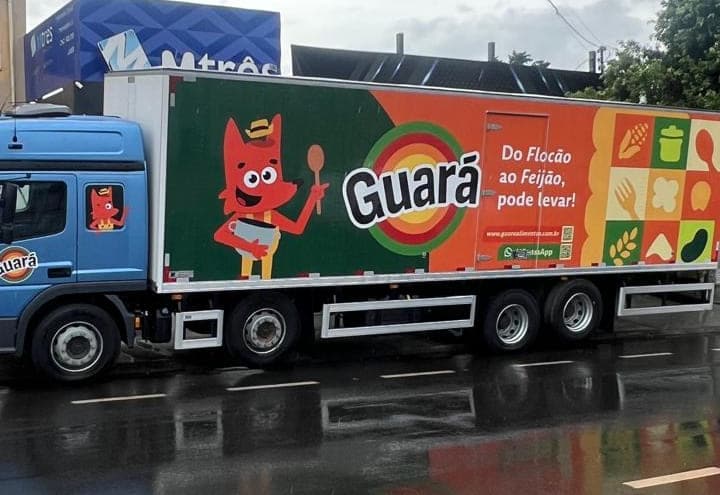 Carreta da Guará Alimentos com o baú envelopado em vinil, a marca ocupando toda a lateral