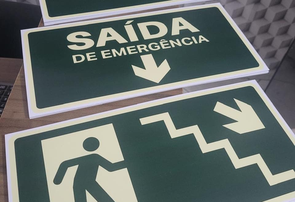 Placas de saída de emergência em material fotoluminescente, empilhadas depois da produção