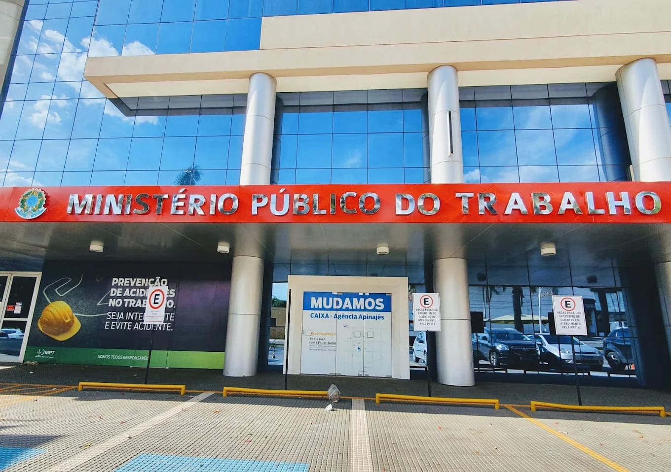 Fachada do Ministério Público do Trabalho com letras caixa metálicas sobre faixa vermelha contínua