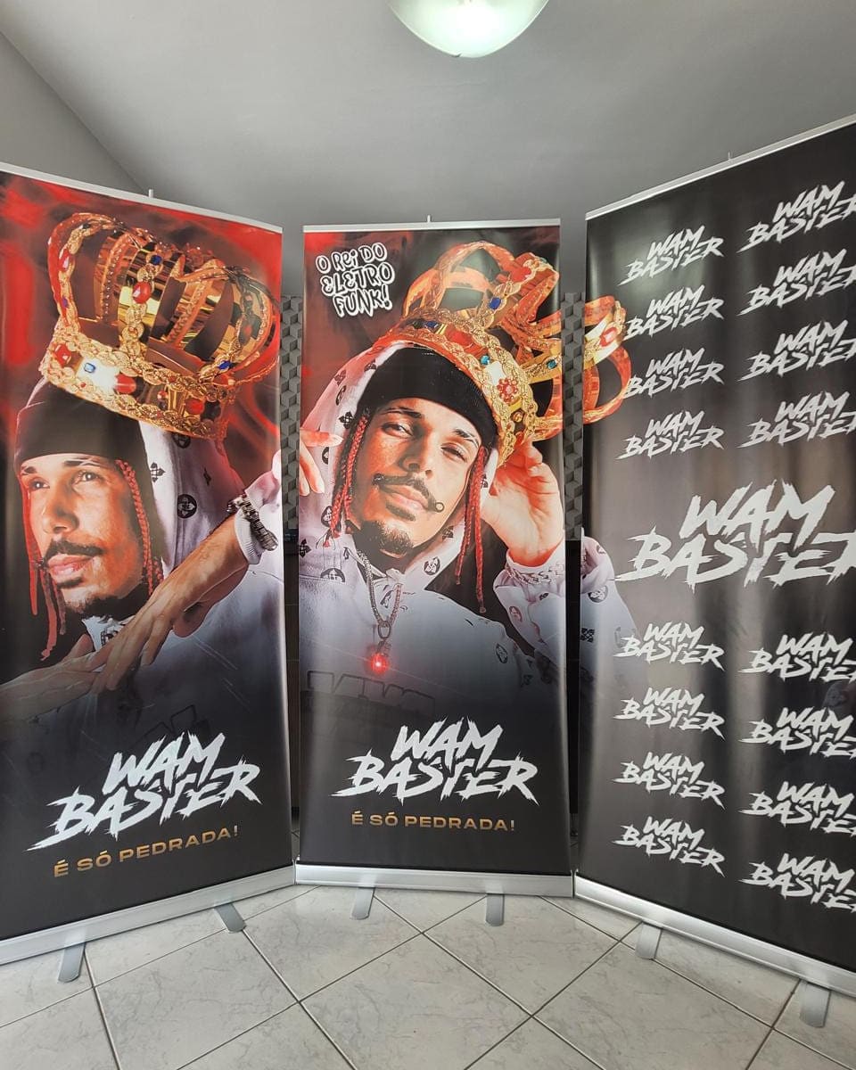 Banners de grande formato montados lado a lado, com retratos em alta saturação e fundo escuro