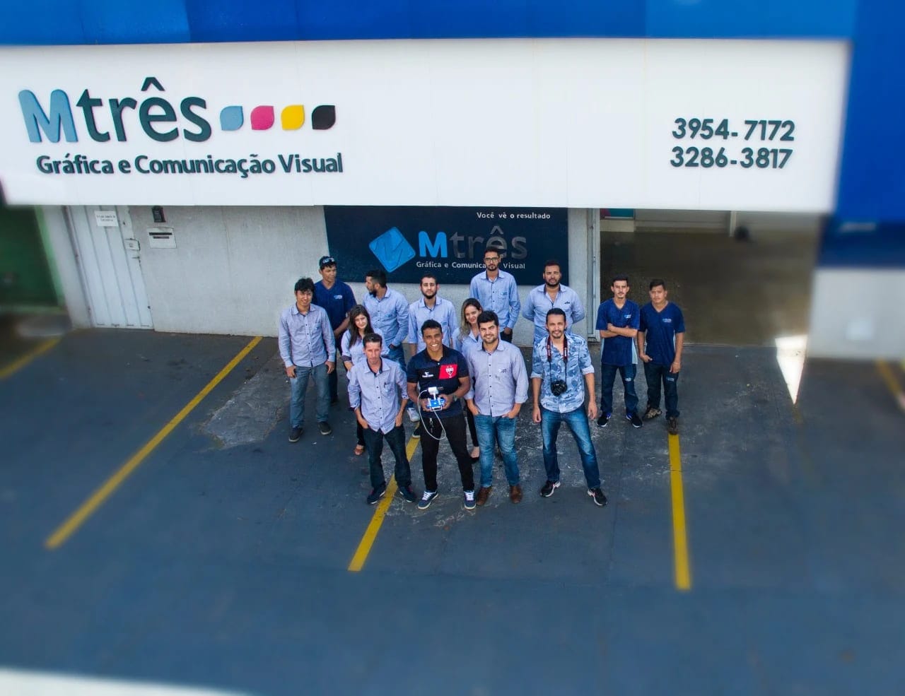 Equipe da MTrês reunida em frente à sede da empresa em Goiânia