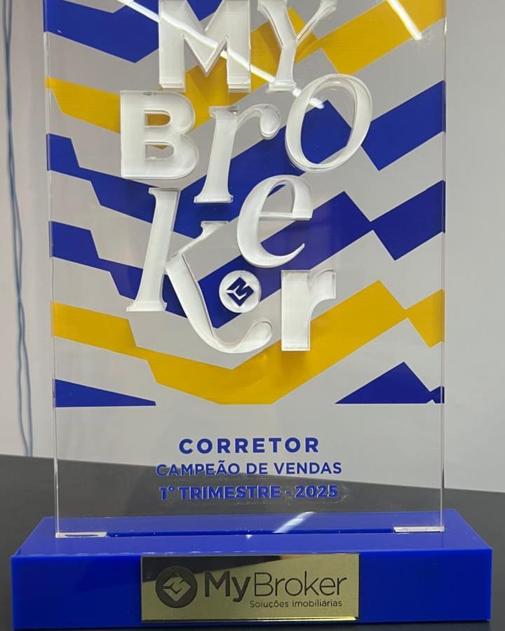 Troféu Corretor Campeão de Vendas da MyBroker, em acrílico cristal com impressão em azul e amarelo, letras em relevo e base azul