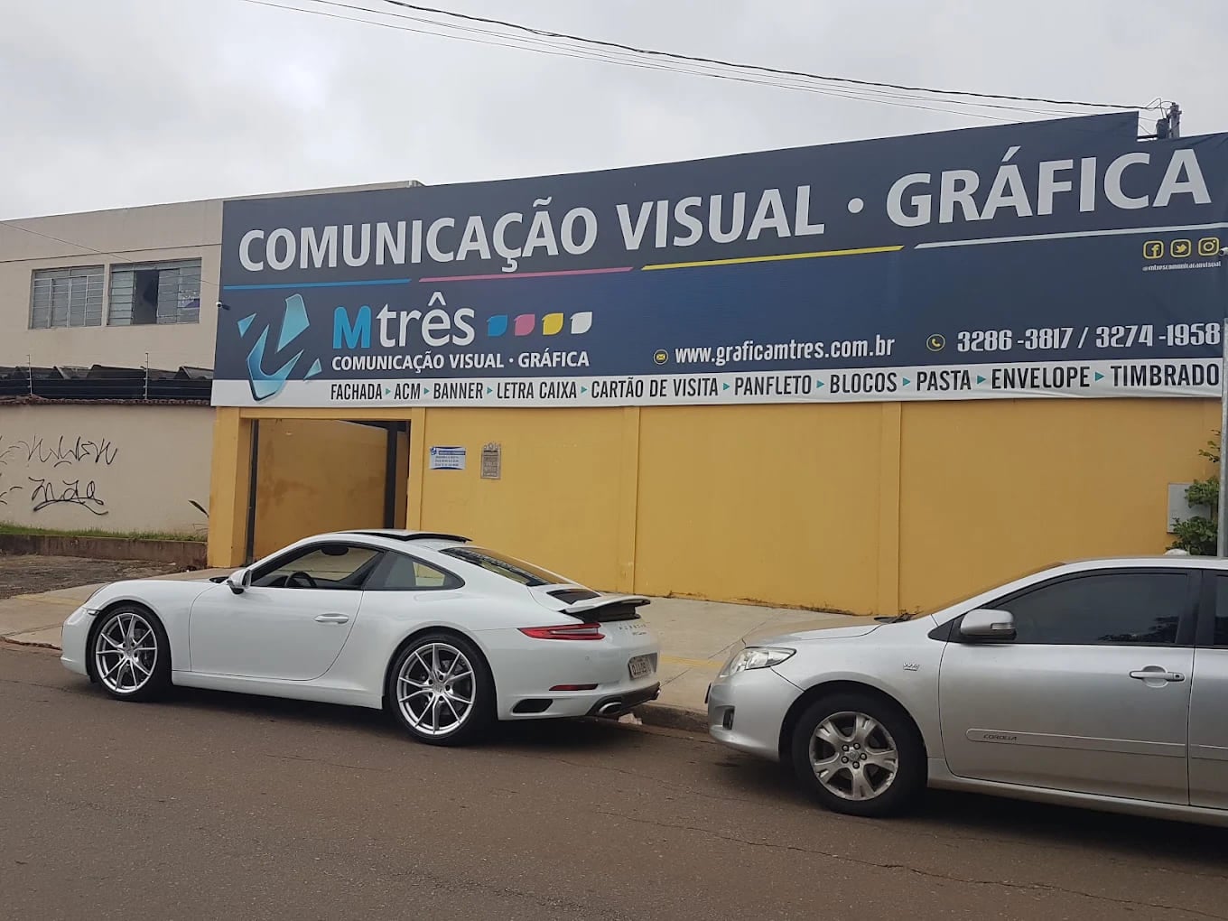 Fachada da sede da MTrês Comunicação Visual em Goiânia